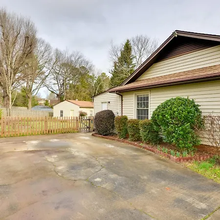Holiday home Cozy W/ Fenced Yard < 1 Mi Downtown Matthews!