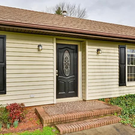 Cozy W/ Fenced Yard < 1 Mi Downtown Matthews!