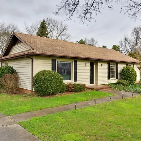 Cozy W/ Fenced Yard < 1 Mi Downtown Matthews! Holiday home *