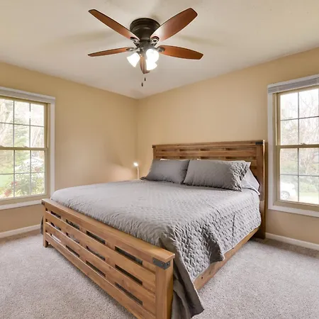 Cozy W/ Fenced Yard < 1 Mi Downtown Matthews! Holiday home Charlotte