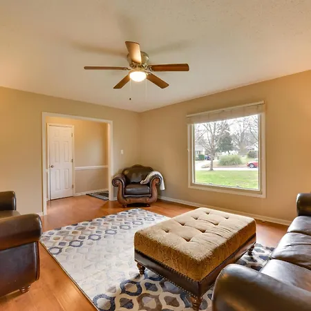 Holiday home Cozy W/ Fenced Yard < 1 Mi Downtown Matthews! Charlotte