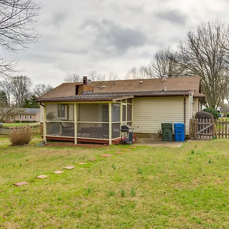 Cozy W/ Fenced Yard < 1 Mi Downtown Matthews! Holiday home *