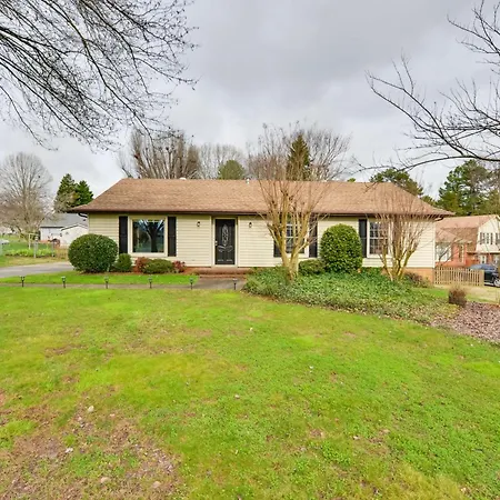 Holiday home Cozy W/ Fenced Yard < 1 Mi Downtown Matthews! Charlotte