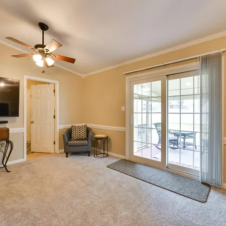 Holiday home Cozy W/ Fenced Yard < 1 Mi Downtown Matthews!