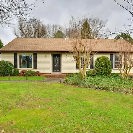 Cozy W/ Fenced Yard < 1 Mi Downtown Matthews! Charlotte