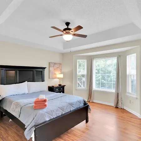 Modern & Pet-friendly 3br Near Clt Airport, Uptown, Hospitals Holiday home Charlotte
