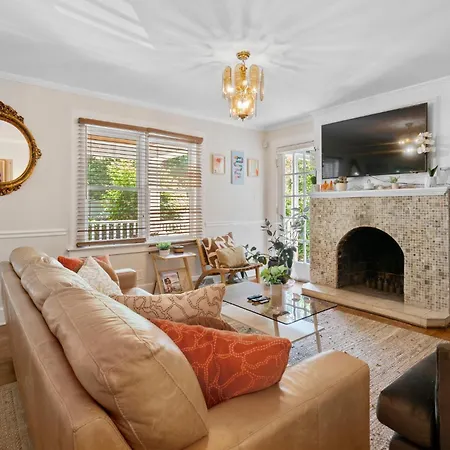 Walking Distance To Restaurants Bars And Breweries Holiday home