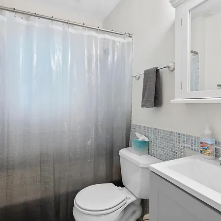Walking Distance To Restaurants Bars And Breweries Holiday home