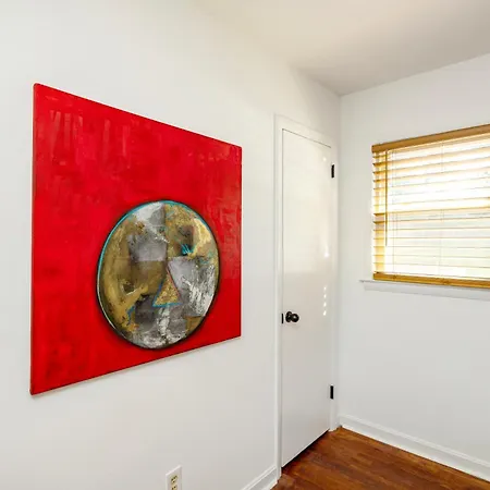Trendy Bohemian Bungalow, Close To Uptown, Plaza & Noda Holiday home