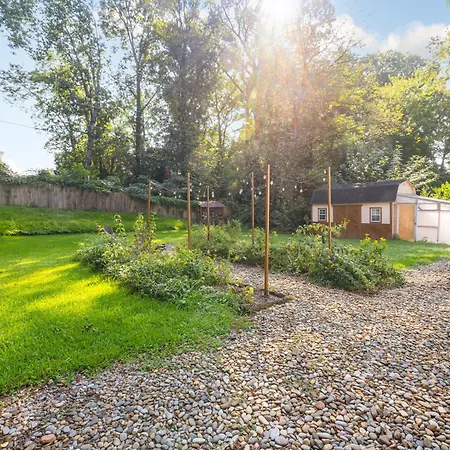 Trendy Bohemian Bungalow, Close To Uptown, Plaza & Noda Holiday home