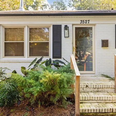 Trendy Bohemian Bungalow, Close To Uptown, Plaza & Noda Holiday home