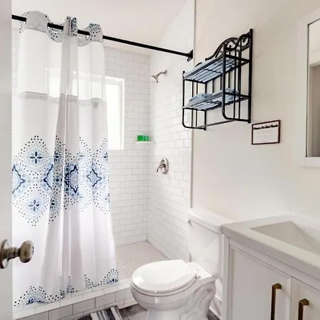 Chic 2br Townhouse W/ Smart Tv, Close To All! Apartment *