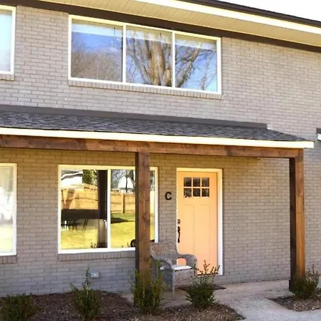 Chic 2br Townhouse W/ Smart Tv, Close To All! Apartment