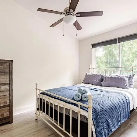 Chic 2br Townhouse W/ Smart Tv, Close To All! Apartment *