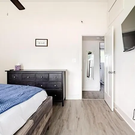 Chic 2br Townhouse W/ Smart Tv, Close To All! Charlotte