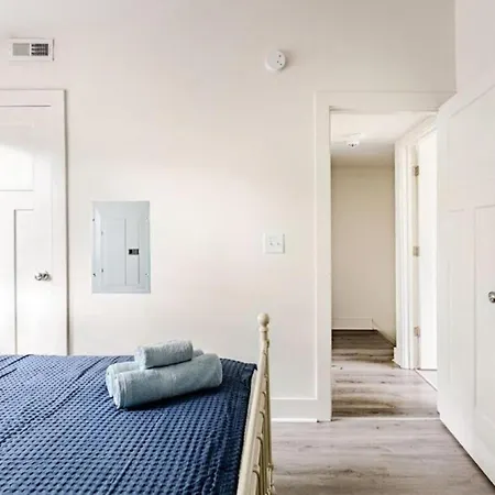 Chic 2br Townhouse W/ Smart Tv, Close To All! Apartment