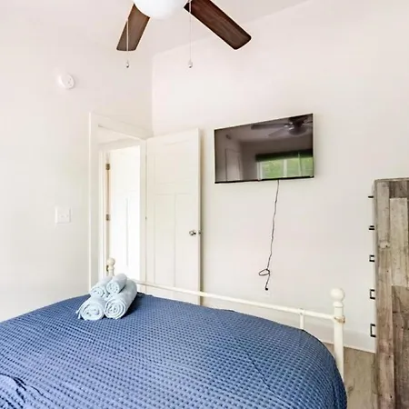 Chic 2br Townhouse W/ Smart Tv, Close To All! Apartment