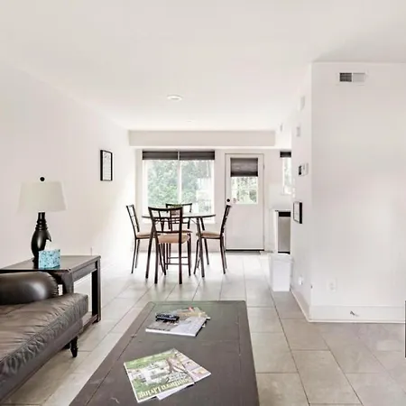 Chic 2br Townhouse W/ Smart Tv, Close To All! *