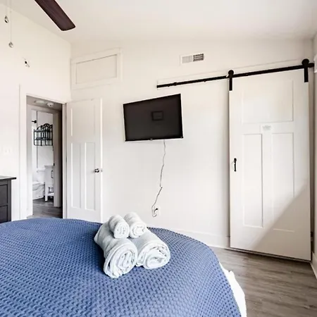 Apartment Chic 2br Townhouse W/ Smart Tv, Close To All! *