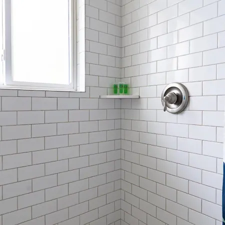 Sleek 2br Townhouse, Stones Throw To Uptown Apartment *