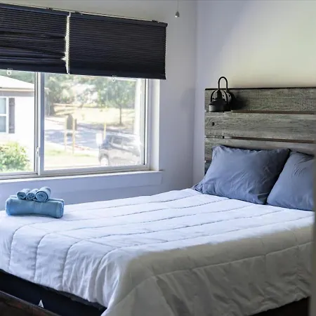Sleek 2br Townhouse, Stones Throw To Uptown Apartment