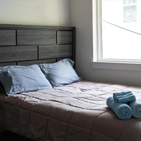 Sleek 2br Townhouse, Stones Throw To Uptown Apartment