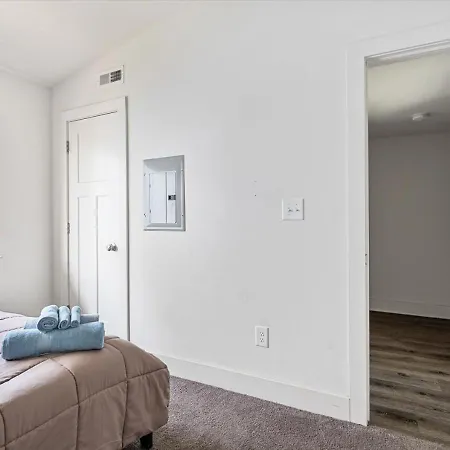Apartment Sleek 2br Townhouse, Stones Throw To Uptown