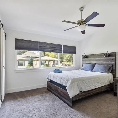 Sleek 2br Townhouse, Stones Throw To Uptown Apartment *