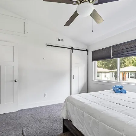 Sleek 2br Townhouse, Stones Throw To Uptown *