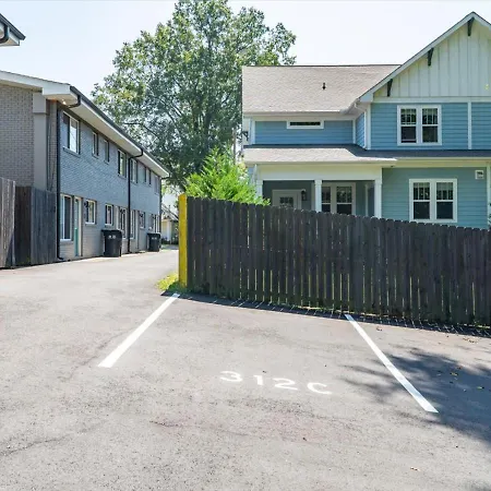 Sleek 2br Townhouse, Stones Throw To Uptown