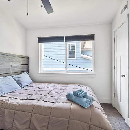 Apartment Sleek 2br Townhouse, Stones Throw To Uptown *