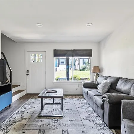 Apartment Sleek 2br Townhouse, Stones Throw To Uptown *