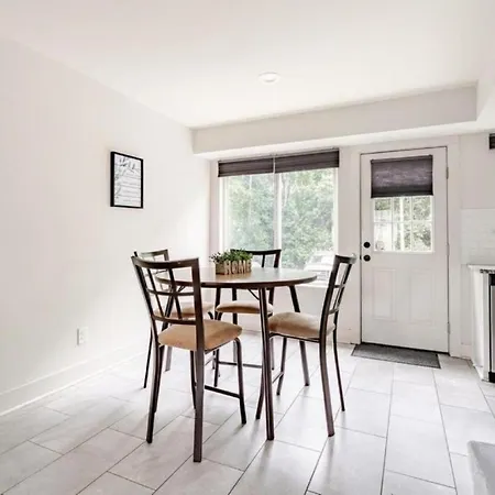 Chic 2br Townhouse W/ Smart Tv, Close To All! Apartment