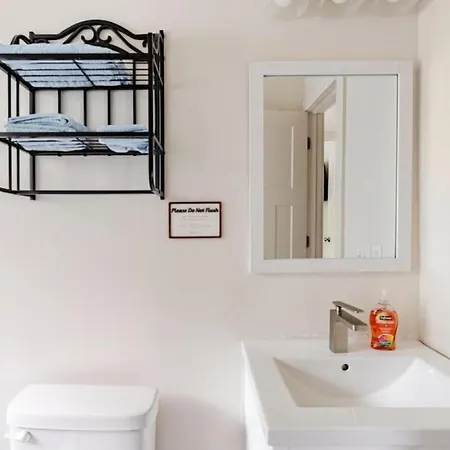 Chic 2br Townhouse W/ Smart Tv, Close To All! *