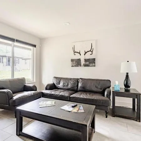 Chic 2br Townhouse W/ Smart Tv, Close To All! Apartment *