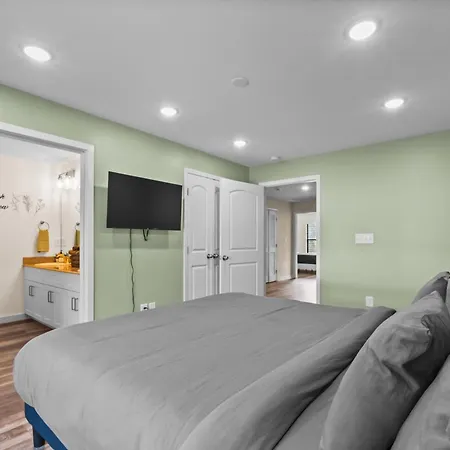 Holiday home Pet Friendly 3br House In Charlotte