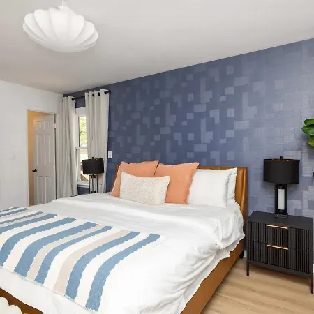Newly Renovated-private Pool & Huge Deck Holiday home *