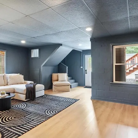 Newly Renovated-private Pool & Huge Deck Holiday home