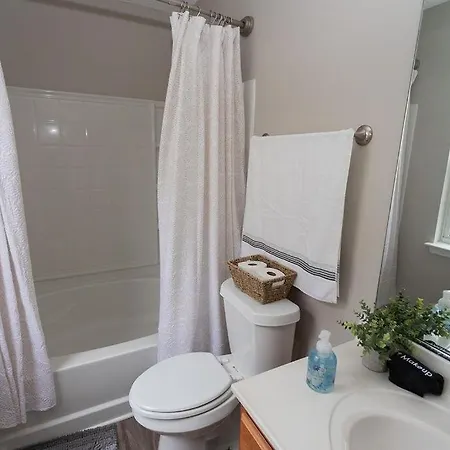 3 Bedroom House 10 Mins To Uptown *