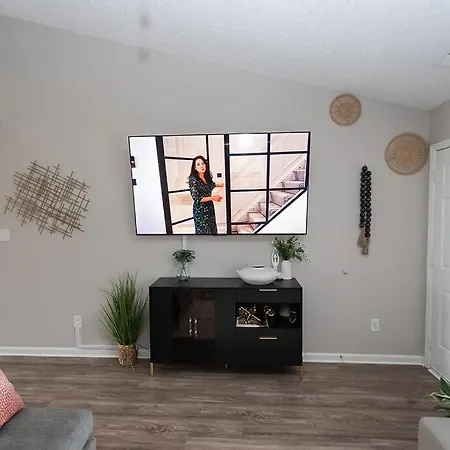 Holiday home 3 Bedroom House 10 Mins To Uptown