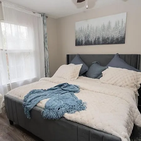 3 Bedroom House 10 Mins To Uptown *