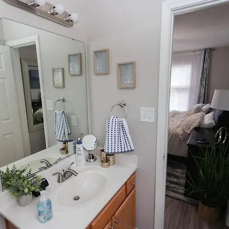 3 Bedroom House 10 Mins To Uptown