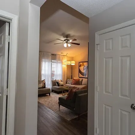 3 Bedroom House 10 Mins To Uptown *