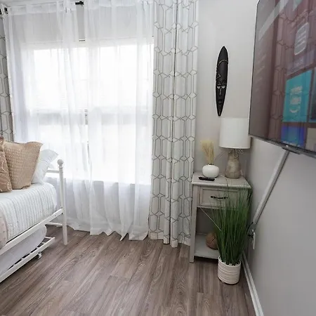 Holiday home 3 Bedroom House 10 Mins To Uptown