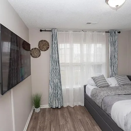 3 Bedroom House 10 Mins To Uptown
