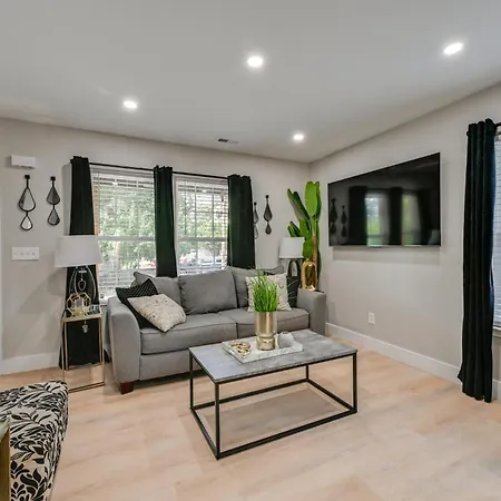 2 Mi To Uptown Family With Game Holiday home Charlotte