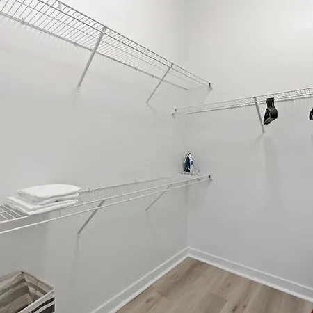 Urban Comfort 1bd Sleeps 6 Dt 5 Min Gym & Parking Apartment