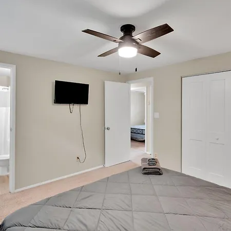 Game In Uptown, 3br Sleeps 7, Pet-friendly, Fenced Backyard With Deck *