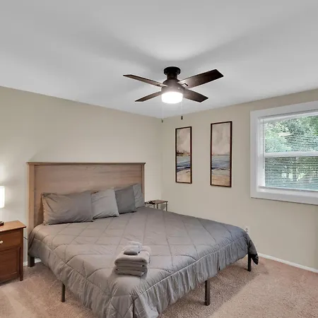 Game In Uptown, 3br Sleeps 7, Pet-friendly, Fenced Backyard With Deck Holiday home *