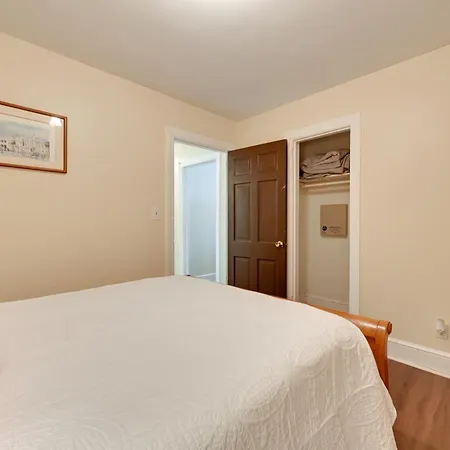 Holiday home 5 Mi To Uptown: Hideaway W/ Yard *